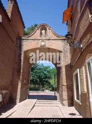 HORNACINA CON LA IMAGEN DE SAN BERNARDO Y ESCUDO DEL CARDENAL SANDOVAL Y ROJAS - S XVII AUTORE: MONEGRO Y PEREYRA J B. LUOGO: CONVENTO DE LAS BERNARDAS. Alcalá de Henares. MADRID. SPAGNA. Foto Stock