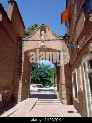 HORNACINA CON LA IMAGEN DE SAN BERNARDO Y ESCUDO DEL CARDENAL SANDOVAL Y ROJAS - S XVII AUTORE: MONEGRO Y PEREYRA J B. LUOGO: CONVENTO DE LAS BERNARDAS. Alcalá de Henares. MADRID. SPAGNA. Foto Stock