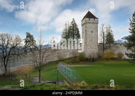 Torre Zyt (Zytturm) Torre dell'Orologio al Muro di Luzern Musegg (Museggmauer) - Lucerna, Svizzera Foto Stock