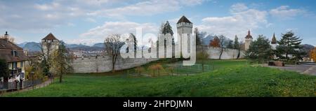 Vista panoramica del Muro di Luzern Musegg (Museggmauer) e delle sue Torri - Lucerna, Svizzera Foto Stock