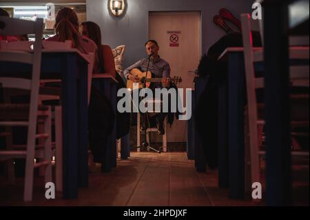 San Valentino al ristorante greco - Corfu di notte a Cardiff, Regno Unito Foto Stock