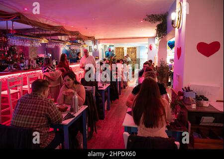 San Valentino al ristorante greco - Corfu di notte a Cardiff, Regno Unito Foto Stock