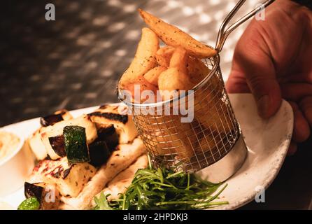 San Valentino al ristorante greco - Corfu di notte a Cardiff, Regno Unito Foto Stock