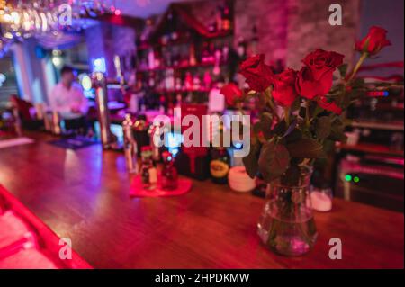 San Valentino al ristorante greco - Corfu di notte a Cardiff, Regno Unito Foto Stock