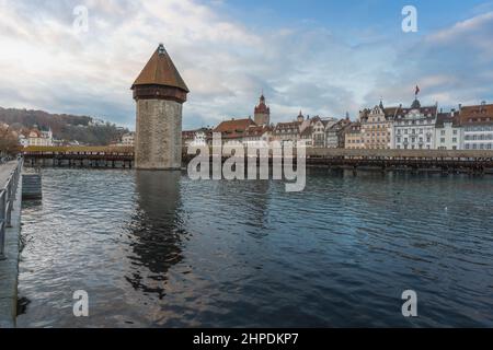 Ponte della Cappella (Kapellbrucke) e Lucerna Skyline - Lucerna, Svizzera Foto Stock