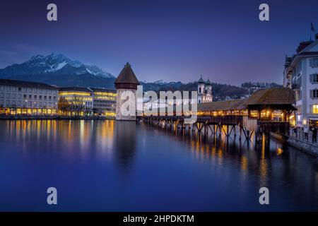 Ponte della Cappella (Kapellbrucke) e Lucerna Skyline di notte - Lucerna, Svizzera Foto Stock