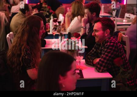 San Valentino al ristorante greco - Corfu di notte a Cardiff, Regno Unito Foto Stock