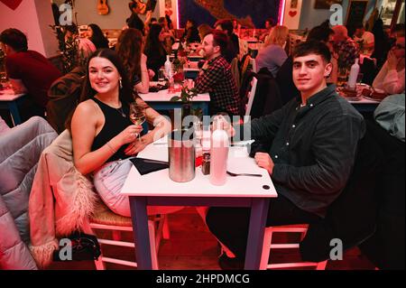 San Valentino al ristorante greco - Corfu di notte a Cardiff, Regno Unito Foto Stock