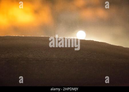 Bella luna defocused, su sfondo di neve bianca. Neve fuori dalla finestra Foto Stock