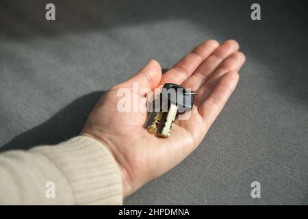 Primo piano di tasti sul palmo di una donna. Il concetto di proprietà, immobili e proprietà d'acquisto Foto Stock