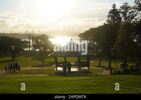 Robertson Park Rotunda con vista sullo skyline di Sydney nella luce del tardo pomeriggio Foto Stock
