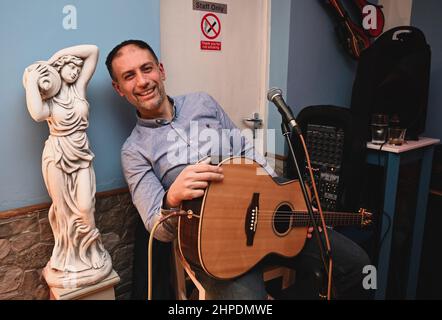 San Valentino al ristorante greco - Corfu di notte a Cardiff, Regno Unito Foto Stock