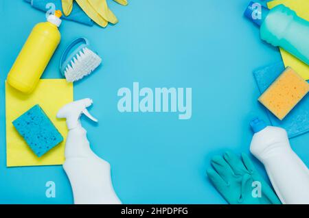 Kit pulizia detersivi tovaglioli spugne guanti, fondo blu. Il concetto di pulizia domestica o servizi aziendali di pulizia Foto Stock