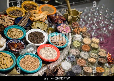 Una varietà di erbe e spezie marocchine in mostra Foto Stock