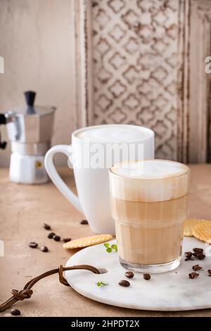Caffè caldo latte e cappuccino in un bicchiere e tazza bianca Foto Stock