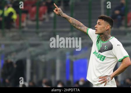 Milano, Italia. 20th Feb 2022. Gianluca Scamacca degli Stati Uniti SASSUOLO gesticola durante la Serie Una partita tra FC Internazionale e US Sassuolo allo Stadio Giuseppe Meazza il 20 febbraio 2022 a Milano. Credit: Independent Photo Agency/Alamy Live News Foto Stock