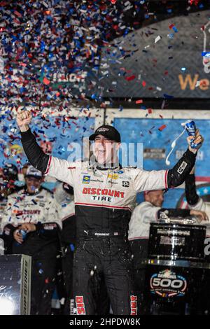 Daytona, Florida. 20 febbraio 2022: Il driver della Serie della Coppa NASCAR Austin Cindric (2) celebra la vittoria del Daytona 500 al circuito Internazionale di Daytona Daytona, FL. Jonathan Huff/The Podium Finish via CSM. Foto Stock