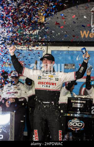 Daytona, Florida. 20 febbraio 2022: Il driver della Serie della Coppa NASCAR Austin Cindric (2) celebra la vittoria del Daytona 500 al circuito Internazionale di Daytona Daytona, FL. Jonathan Huff/The Podium Finish via CSM. Foto Stock