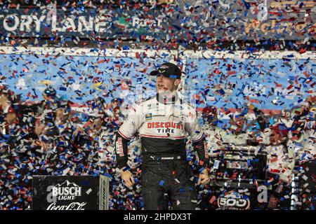 Daytona, Florida. 20 febbraio 2022: Il driver della Serie della Coppa NASCAR Austin Cindric (2) celebra la vittoria del Daytona 500 al circuito Internazionale di Daytona Daytona, FL. Jonathan Huff/The Podium Finish via CSM. Foto Stock