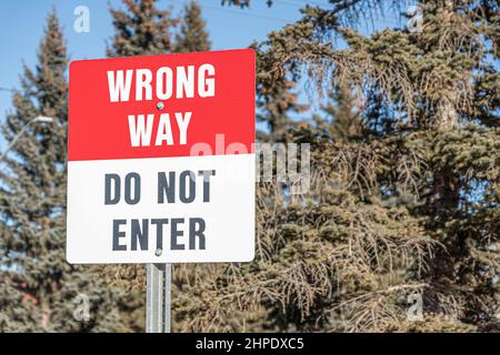 Segnale di traffico errato sulla strada della città Foto Stock