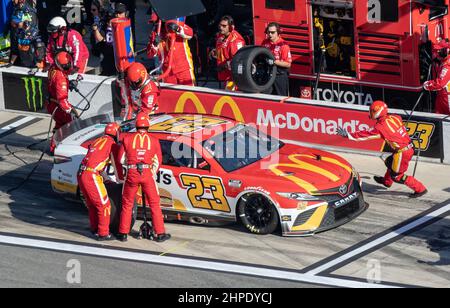 Daytona, Stati Uniti. 20th Feb 2022. Bubba Wallace si squarda all'inizio del 2022 Daytona 500, domenica 20 febbraio 2022 a Daytona, Florida. Foto di Edwin Locke/UPI Credit: UPI/Alamy Live News Foto Stock