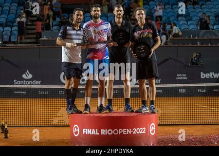 Rio de Janeiro, Brasile. 20th Feb 2022. Simone Bolelli (ITA) e Fabio Fognini ITA ricevono il doppio campione di coppa sulla corte Guga Kuerten, del Rio Open 2022, che si tiene al Jockey Club Brasileiro, che si svolge dal 12 al 20 febbraio, questa domenica (20), a Rio de Janeiro. Gennaio, RJ. Credit: Celso Pupo/FotoArena/Alamy Live News Foto Stock