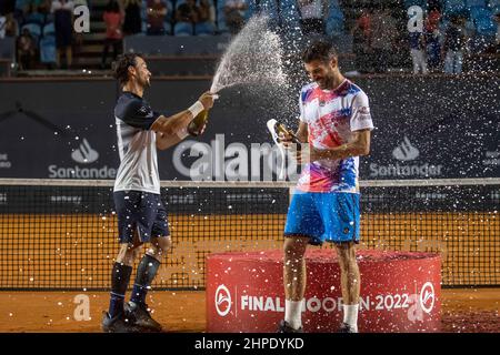 Rio de Janeiro, Brasile. 20th Feb 2022. Simone Bolelli (ITA) e Fabio Fognini ITA ricevono il doppio campione di coppa sulla corte Guga Kuerten, del Rio Open 2022, che si tiene al Jockey Club Brasileiro, che si svolge dal 12 al 20 febbraio, questa domenica (20), a Rio de Janeiro. Gennaio, RJ. Credit: Celso Pupo/FotoArena/Alamy Live News Foto Stock