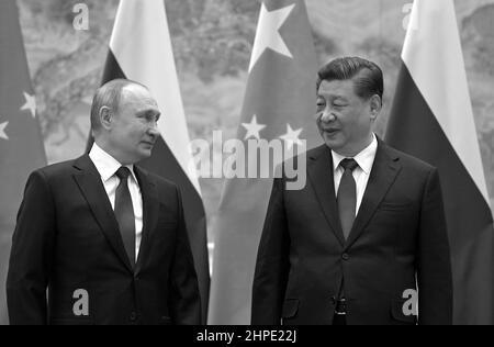 Incontro del presidente russo Vladimir Putin (sinistra) con il presidente della Cina Xi Jinping all'apertura delle Olimpiadi invernali di Pechino 2022. Foto Stock