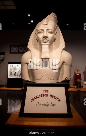 L'interno del museo di Charleston mostra il busto di un faraone egiziano Foto Stock