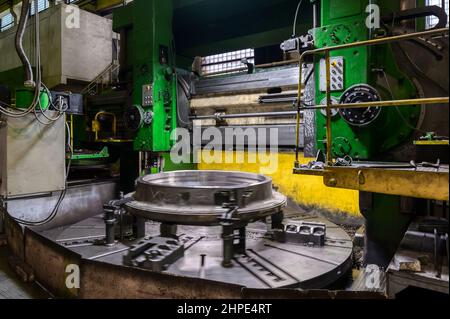 Utensile per tornitura verticale utilizzato in officina dello stabilimento Foto Stock