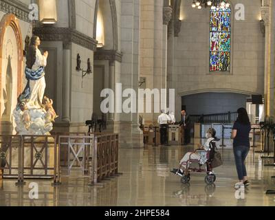 Manila, Filippine. 18th Feb 2022. Una donna anziana in sedia a rotelle offre le sue preghiere di fronte alla replica della Vergine Maria all'interno della Cattedrale di Manila. (Foto di Josefiel Rivera/SOPA Images/Sipa USA) Credit: Sipa USA/Alamy Live News Foto Stock