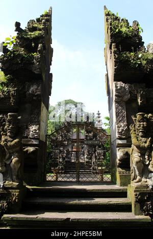 Porta d'ingresso del complesso del Tempio di Gunung Lebah accanto a Campuhan Ubud. Preso gennaio 2022. Foto Stock