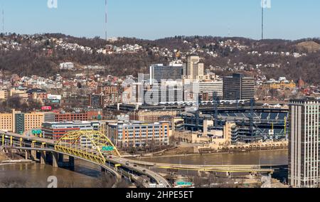 Il ponte di Fort Duquesne che attraversa il fiume Allegheny e parte del lato nord con PNC Park, Pittsburgh, Pennsylvania, USA Foto Stock