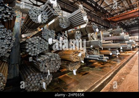 Magazzino in metallo laminato. Molte confezioni di barre metalliche sui ripiani Foto Stock