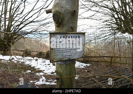 15 febbraio 2022, Hessen, Hoher Meißner: Il ristorante Schwalbenthal sul versante orientale della Hohe Meißner è stato chiuso per anni a causa del pericolo di collasso (la foto mostra il giardino chiuso della birra). La pendenza è in movimento a causa dell'ex miniera a cielo aperto di lignite. Un fuoco di giunco è stato bruciante qui per i secoli. A causa di una reazione chimica, la lignite si infiamma da sola e bruciò. In determinate condizioni meteorologiche, l'odore di zolfo può essere rilevato a chilometri di distanza. (A dpa 'carbone incandescente nella Hohe Meißner: Fuoco di giunco è stato bruciante per secoli') Foto: Uwe Zucchi/ Foto Stock