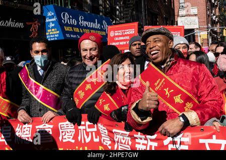 New York, Stati Uniti. 20th Feb 2022. Il senatore Charles Schumer (2nd L), il governatore Kathy Hochul, il sindaco Eric Adams marciano durante la sfilata di Capodanno a Manhattan Chinatown a New York il 20 febbraio 2022. Migliaia di persone hanno partecipato e guardato la sfilata lungo le strade di Chinatown. La danza del Leone, la danza del drago, le bandiere degli Stati Uniti e della Repubblica popolare Cinese, i carri galleggianti e alcune dichiarazioni politiche sono stati visti sulla strada della sfilata. (Foto di Lev Radin/Sipa USA) Credit: Sipa USA/Alamy Live News Foto Stock