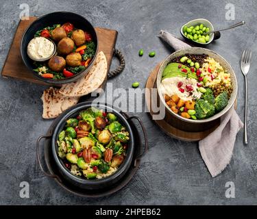 Insalata di germoglio con bulgur su sfondo scuro. Cibo vegano cocnept. Vista dall'alto, piatto Foto Stock