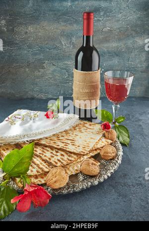 Concetto di festa di Pesach - Vacanza di Pasqua ebraica. Matzah su piatto tradizionale Foto Stock