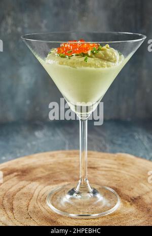 Mousse di avocado con zenzero e caviale rosso. Squisito cibo francese Foto Stock