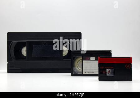 Evoluzione dei nastri Vintage Media Storage: VHS, VHS-C, Mini DV. Tecnologia del 90s. Foto Stock