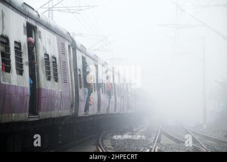 KOLKATA, BENGALA OCCIDENTALE, INDIA. 21st Feb 2022. 21 febbraio 2022, Kolkata, Bengala Occidentale, India: I servizi ferroviari sono stati effettuati a causa della scarsa visibilità in mezzo a fogg denso. (Credit Image: © Divaan Bose/ZUMA Press Wire) Foto Stock