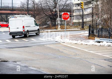 Mini furgone bianco compatto industriale di piccole dimensioni con tetto alto per una comoda consegna locale e piccole esigenze aziendali in piedi sulla strada urbana con Foto Stock