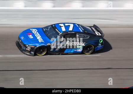 Daytona, Florida. 20 febbraio 2022: Il driver della Serie della Coppa NASCAR Chris Buescher (17) corre la corsia di vertice durante la Daytona 500 al circuito internazionale di Daytona Daytona, FL. Jonathan Huff/The Podium Finish via CSM. Foto Stock