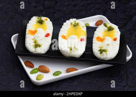 Cham Cham Mithai chiamato anche Rasgulla Malai Chaap, Chomchom o Rosogolla Chamcham è fatto di latte, Mawa, Khoya, pista, Kesar, Khova, Paneer, Chenna Foto Stock