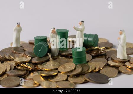 Immagine pila di monete con barile di olio. Commercio di materie prime del greggio in una situazione di crisi dei prezzi. Foto Stock