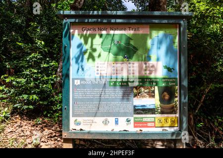 Praslin, Seychelles, 01.05.2021. Sentiero natura GLACIS Noir informazioni turistiche bordo all'inizio del percorso, che conduce al Mont Azore, Praslin. Foto Stock