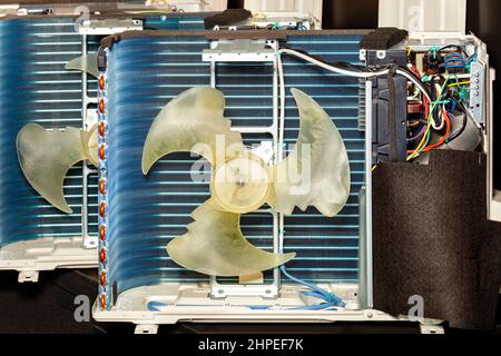 Frammento del sistema di raffreddamento del climatizzatore con una ventola a nido d'ape del radiatore e componenti elettronici dell'unità di controllo in sezione trasversale. Primo piano. Foto Stock