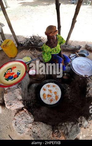 Una donna di Burkina Fasso frittura profonda gateaux ( ciambelle fritte ). Si tratta di un popolare prima colazione in Burkina Faso e in Africa occidentale. Foto Stock