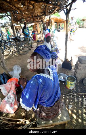 Una donna anziana del Burkinabe in un mercato locale nel Burkina Faso centrale. Foto Stock