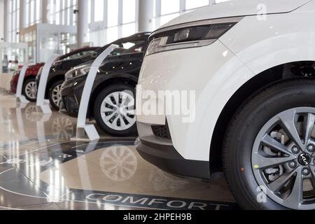 Russia, Izhevsk - 17 febbraio 2022: Showroom KIA. Nuove auto moderne nello showroom dei concessionari. Famoso marchio mondiale. Trasporto moderno. Foto Stock